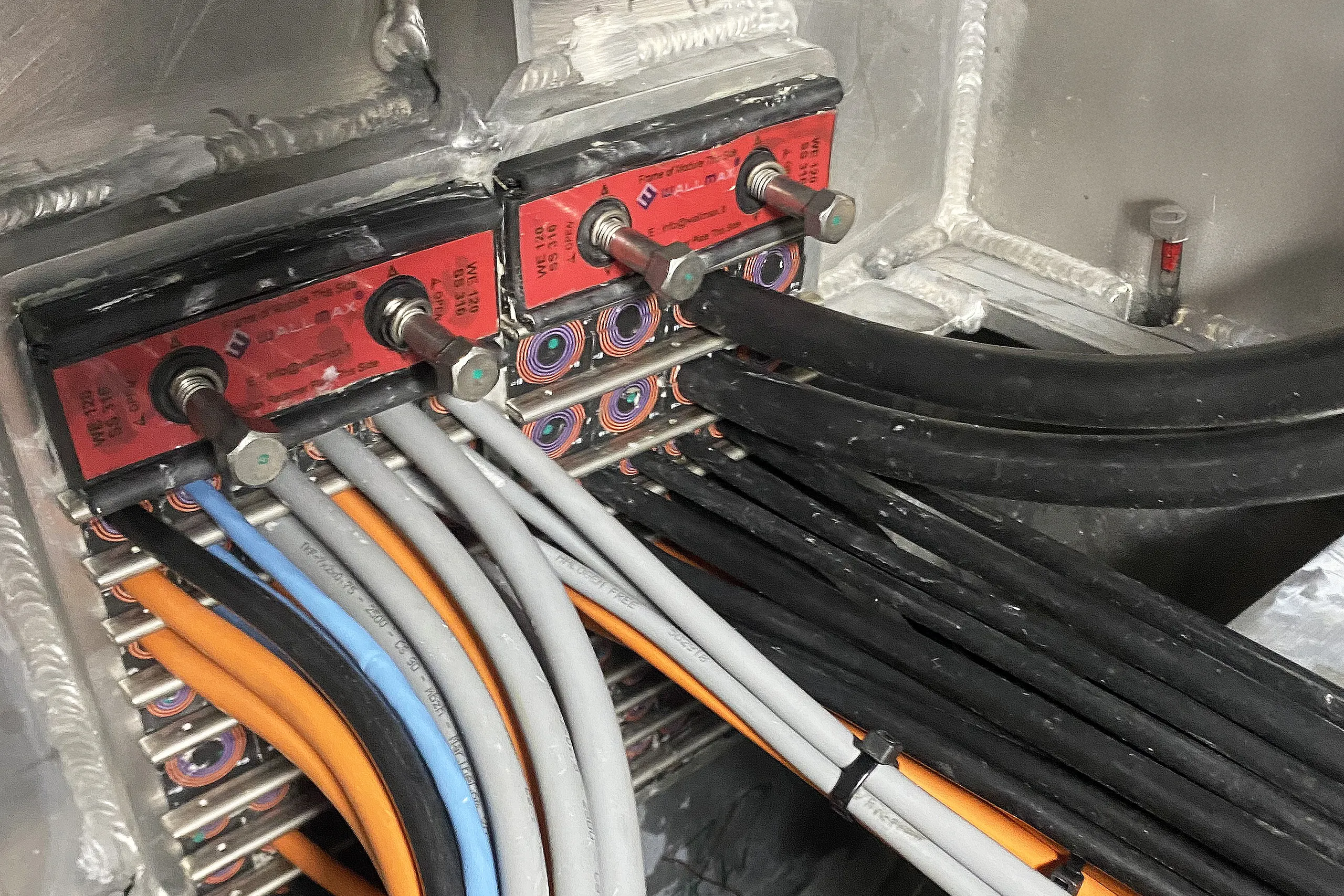 wallmax data centre fitting cables