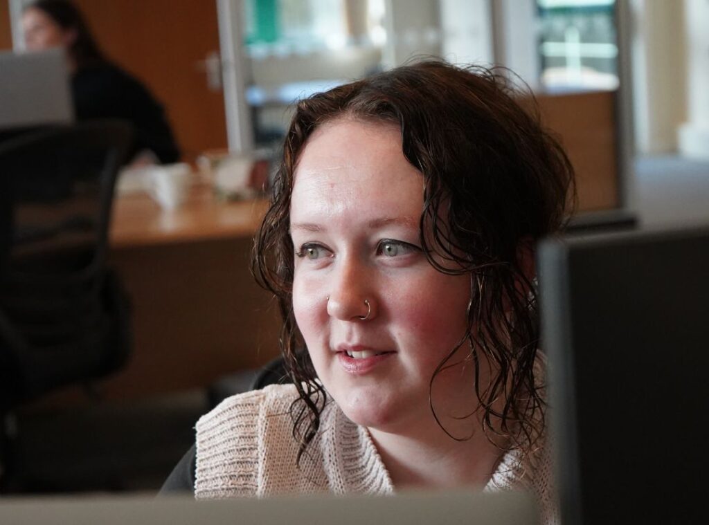 Katie Walker im Büro