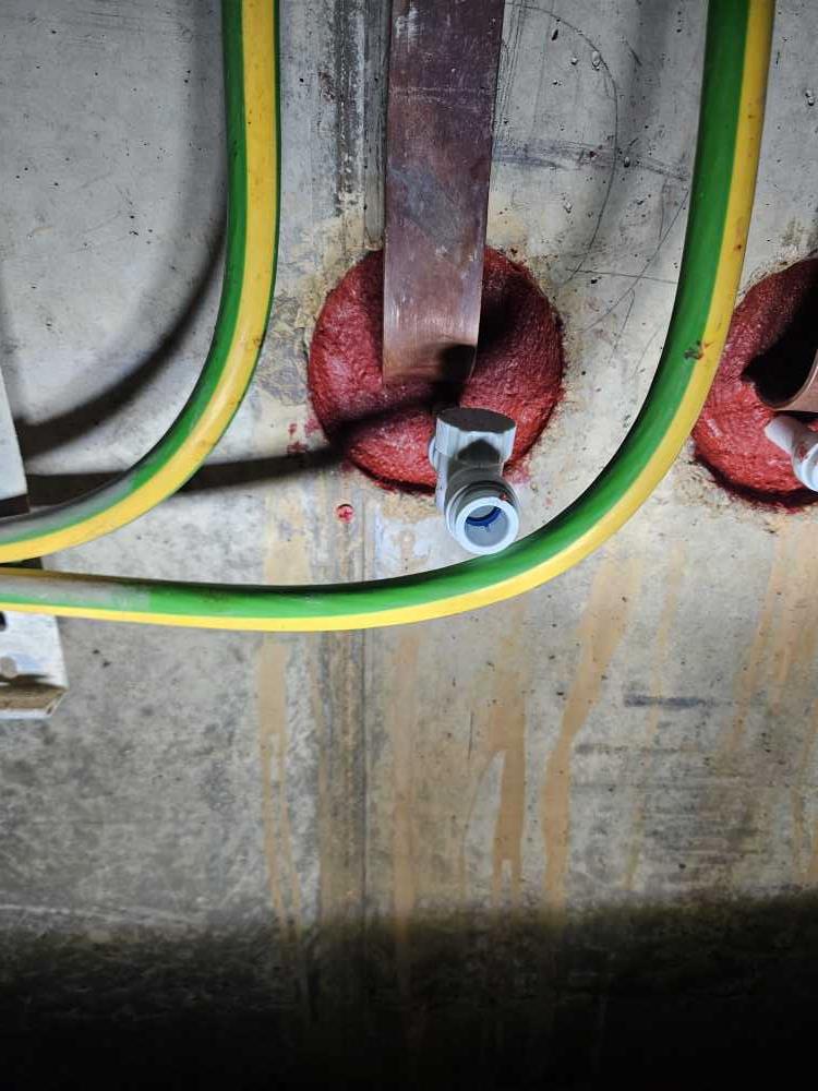 Sealed duct with drain