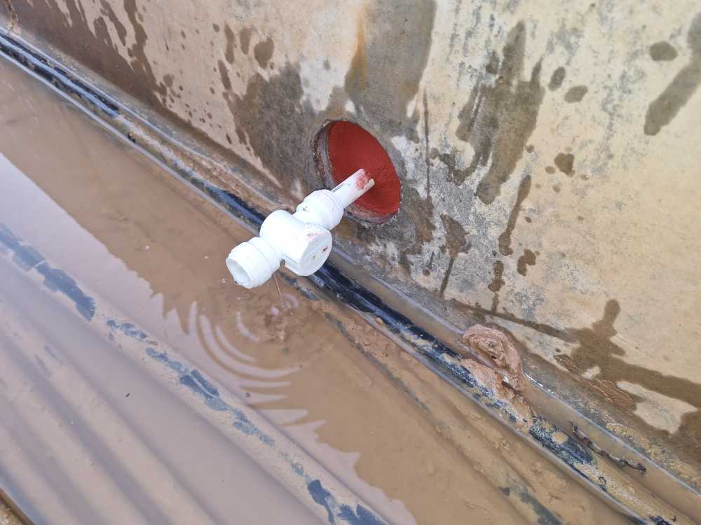 Sealing ducts below the water table